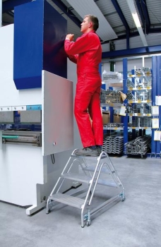 Aluminium-Arbeitspodest beidseitig begehbar Stufen- und Plattformausführung Aluminium